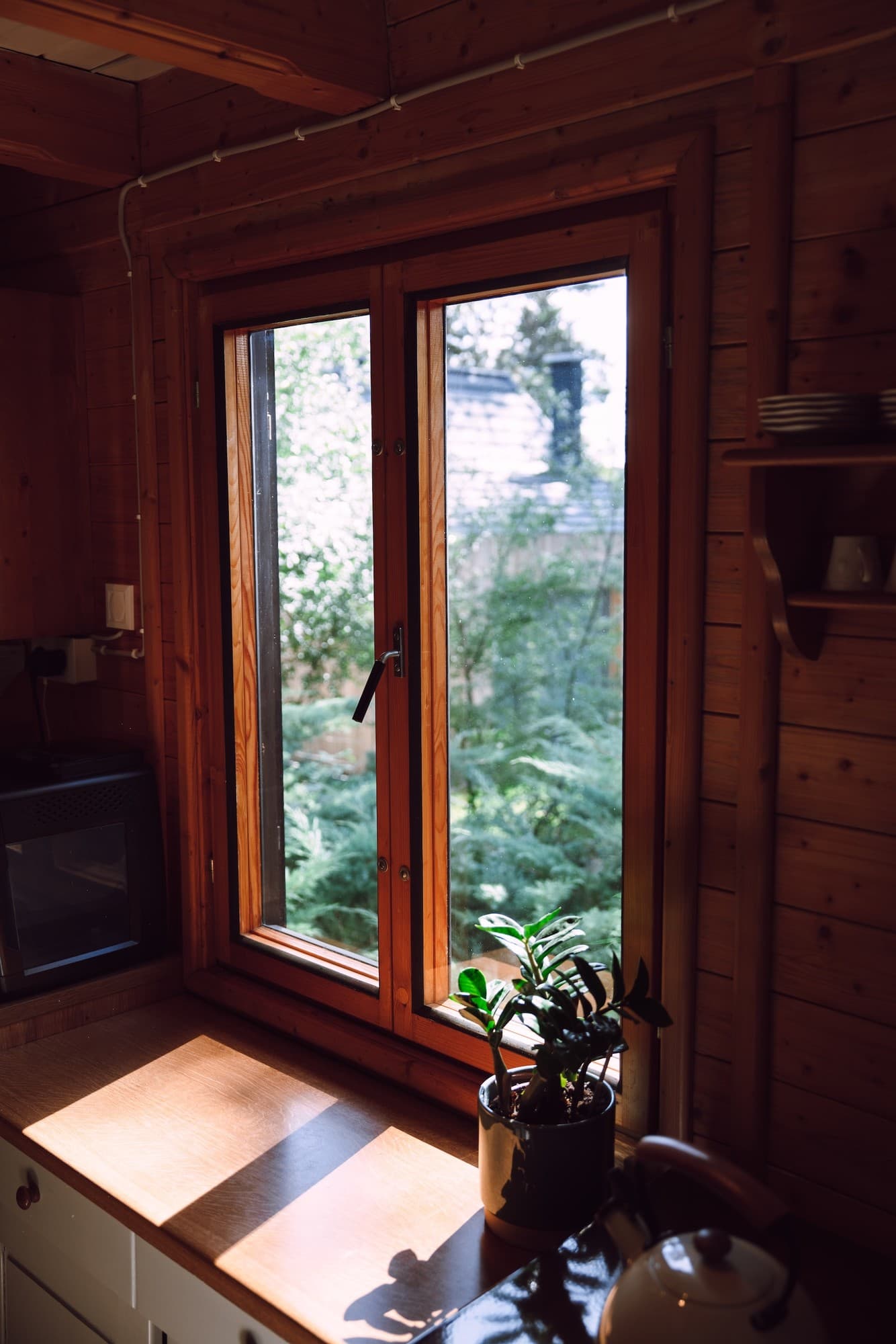 Pohled oknem do interiéru chatky